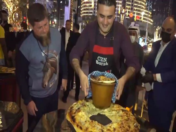 Kadırov məşhur türk aşpazın restoranında 